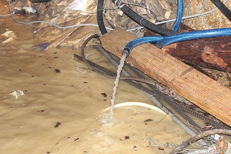 Nước từ khu vực hầm sập được hút ra ngoài. (Ảnh: Báo Lâm Đồng)