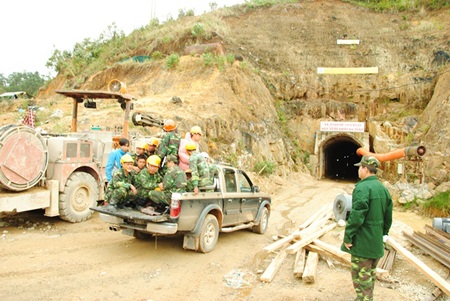 Điều thêm lực lượng vào trong hầm.