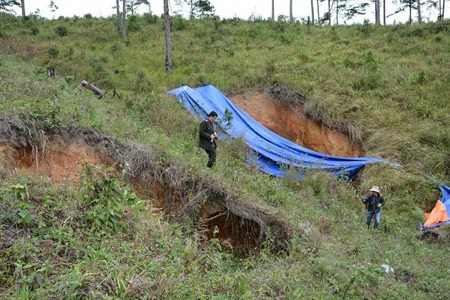 Hai hố sụt lún trên đỉnh đồi (Ảnh: Báo Lâm Đồng)