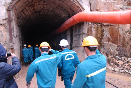 Lực lượng công nhân mỏ từ Quảng Ninh vào Lâm Đồng tham gia cứu hộ.