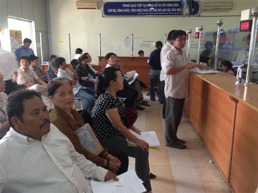 Người dân đến làm thủ tục hành chính tại UBND huyện Bình
Chánh.