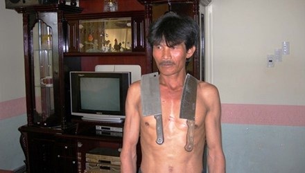 “Siêu nhân” chân đất - 1 Anh Khải biểu diễn khả năng hút các đồ vật.