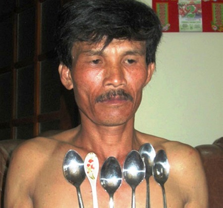 “Siêu nhân” chân đất - 3 Anh Khải biểu diễn khả năng hút các đồ vật