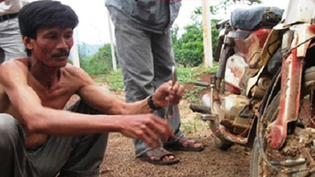 “Siêu nhân” chân đất - 4 Anh Khải cầm bugi xe máy khi xe đang nổ
