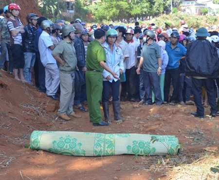 Phát hiện xác thiếu nữ nổi trên mặt hồ sau 2 ngày mất tích - 2 Rất đông người hiếu kỳ tập trung theo dõi.