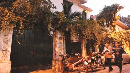 Cựu chủ tịch “chê” chung cư, “thích” xài biệt thự - 1 Biệt thự 12 Nguyễn Chế Nghĩa, nơi gia đình con trai ông Hoàng Văn Nghiên đang ở. Ảnh: Như Ý.
