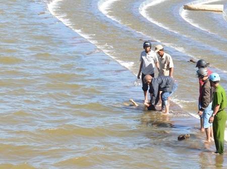 Phát hiện xác thiếu nữ nổi trên mặt hồ sau 2 ngày mất tích - 1 Đưa thi thể nạn nhân lên bờ.