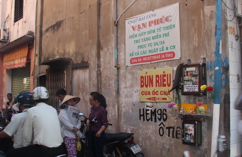 Người tử tế ở Sài Gòn: Tủ thuốc từ thiện và xe cấp cứu 2 bánh - 1 Tủ thuốc từ thiện.