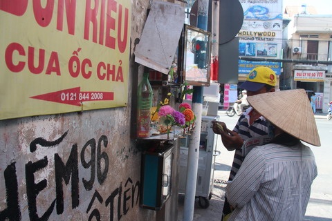 Người tử tế ở Sài Gòn: Tủ thuốc từ thiện và xe cấp cứu 2 bánh - 2 Anh Út lấy thuốc cho một chị bán báo bị đau đầu.