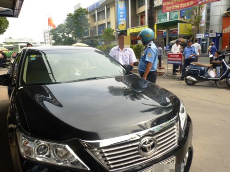 Bộ GTVT nghiên cứu biện pháp quản lý thông minh đối với Uber - 2 Thanh tra giao thông TPHCM ra quân kiểm tra và xử phạt taxi Uber ngày 5/12/2014