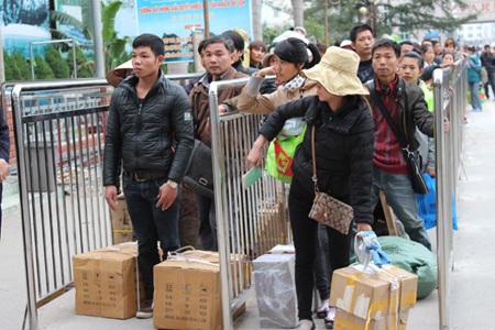 Cửa khẩu Móng Cái (Quảng Ninh): Kẹt cứng vì cả vạn người qua Trung Quốc xách hàng - 1 Người dân xếp hàng làm thủ tục nhập hàng vào Việt Nam qua cửa khẩu Móng Cái.
