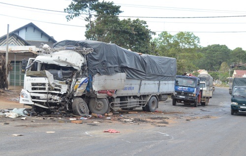 Chiếc xe tải hư hỏng nặng sau cú va chạm mạnh.