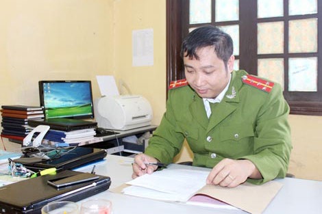 Đại úy Lê Văn Quỳnh với công việc thường ngày.