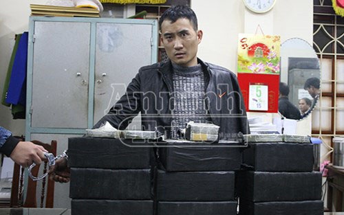 Đối tượng Trần Đức Duy bị bắt khi đang vận chuyển 94 bánh
heroin