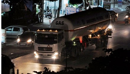 Chiếc xe vừa bị rút
ruột xăng dầu di dời khỏi bãi.