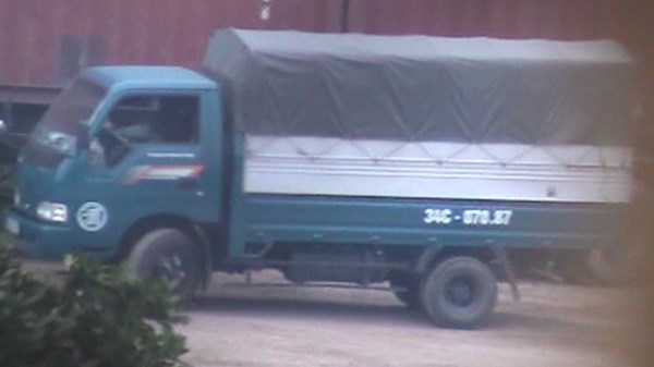 Chiếc xe chở các
thùng phuy vừa rút ruột từ xe bồn