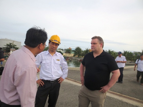 Tàu SAR 413 bắt đầu cập cảng.