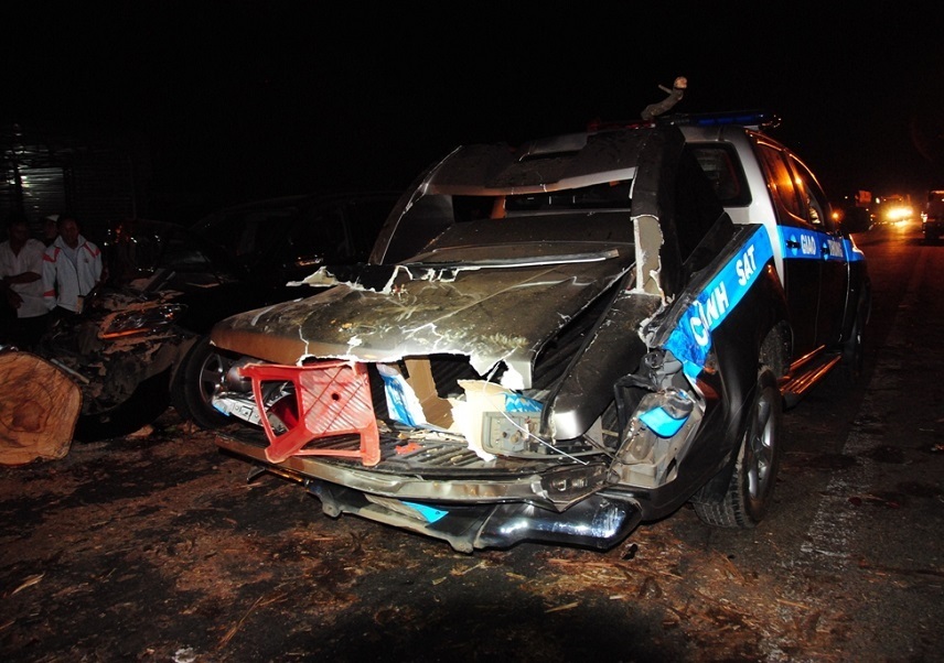 Xe của lực lượng CSGT bị bẹp dúm phần đuôi.