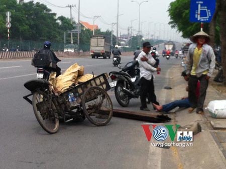 Tài xế xe buýt chạy ẩu gây tai nạn - 1 Nam thanh niên (ngồi) bị thương được đưa vào lề