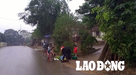 Độc đáo phong tục ở rể của đồng bào Mường ngay giữa thủ đô - 1 Hoạt động mua bán, trao đổi hàng hóa tại Yên Trung vẫn diễn
ra tự phát.