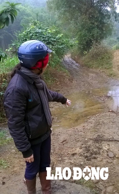 Độc đáo phong tục ở rể của đồng bào Mường ngay giữa thủ đô - 2 Đường vào thôn Hương còn bị chia cắt và chưa được đầu tư,
xây dựng.
