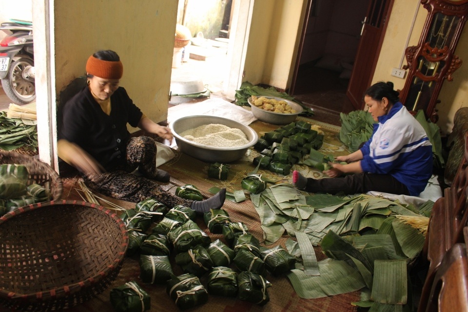 Làm bánh chưng Tết: Ngon, đẹp và… tốc độ! - 2 Mỗi người trong gia đình ông Xuân, trong 60 phút có thể gói được 60 chiếc bánh chưng.