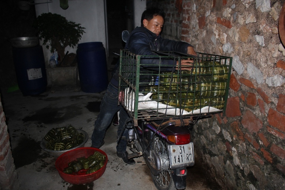 Làm bánh chưng Tết: Ngon, đẹp và… tốc độ! - 4 Rao bánh từ mờ sáng.