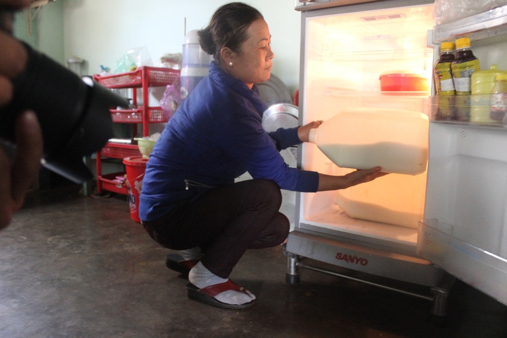 Sữa không bán được, đành đem cho người thân hoặc đổ bỏ.