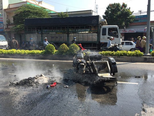 Xe dẫn đoàn đua cháy nổ, 1 người bị thương - 2 Chỉ sau 30 phút cháy,
chiếc xe chỉ còn trơ khung