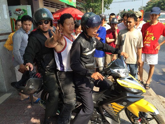 Xe dẫn đoàn đua cháy nổ, 1 người bị thương - 3 Sau khi cháy xe, người
điều khiển xe mô tô (ngồi giữa) bị thương, được đưa đi cấp cứu.