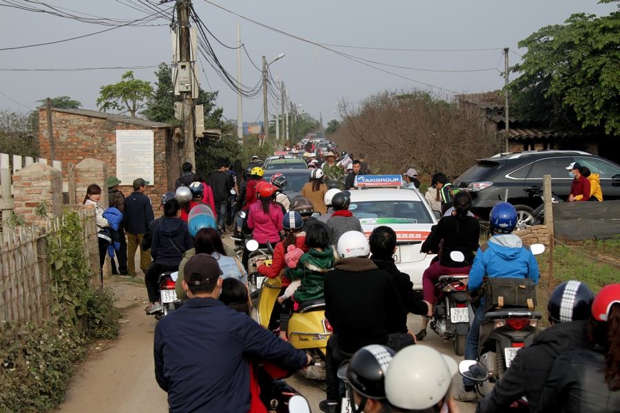 Giới trẻ đổ xô đi chụp ảnh, đường ra bãi đá tắc hàng giờ - 2 Giới trẻ đổ xô đi chụp ảnh, đường ra bãi đá tắc hàng giờ
