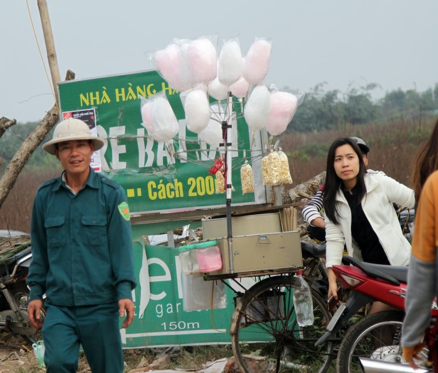 Giới trẻ đổ xô đi chụp ảnh, đường ra bãi đá tắc hàng giờ - 12 Dịch vụ ăn uống cũng mọc lên dọc đường ra bãi đá.