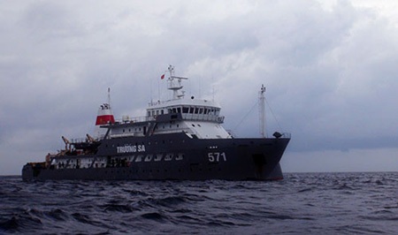 Tàu HQ 571 neo đậu
ngoài khơi...