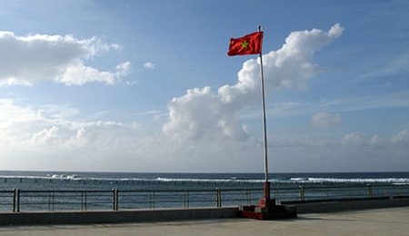 Cờ đỏ sao vàng trên đảo
Phan Vinh B.