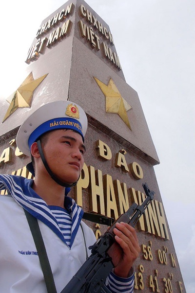 Kiên trung đứng gác
bên cột mốc chủ quyền.