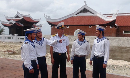 Phút trao đổi giữa sĩ
quan và chiến sĩ trên đảo.