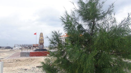 Xa xa lá cờ đỏ sao
vàng tung bay trong gió.