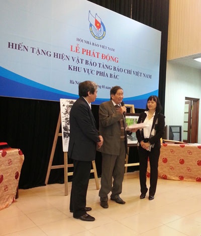 Phó Chủ tich thường trưc Hội Nhà báo Việt Nam nhận