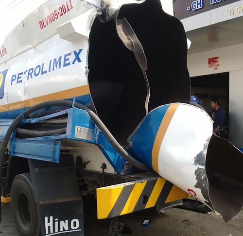 Nổ xe bồn, hai người bị thương, 8 nhà dân hư hại - 1 Hiện trường vụ nổ xe bồn dầu (Ảnh: Công an nhân dân)