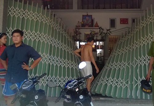 Nổ xe bồn, hai người bị thương, 8 nhà dân hư hại - 2 Sức ép của vụ nổ phá hỏng cửa sắt của 1 nhà dân. (Ảnh: Công an nhân dân)