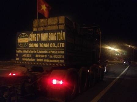 Xe quá tải ung dung lên cao tốc nhờ “giấy lưu hành đặc biệt” - 2 Xe quá tải đi vào cao tốc Nội Bài - Lào Cai.