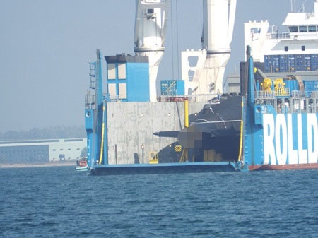 Tàu ngầm Kilo Hải Phòng “khoe dáng” trên Vịnh Cam Ranh