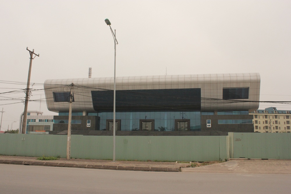 Công trình Nhà hát cấp huyện hoành tráng đến mức ngỡ ngàng. (Ảnh: Quang Phong)