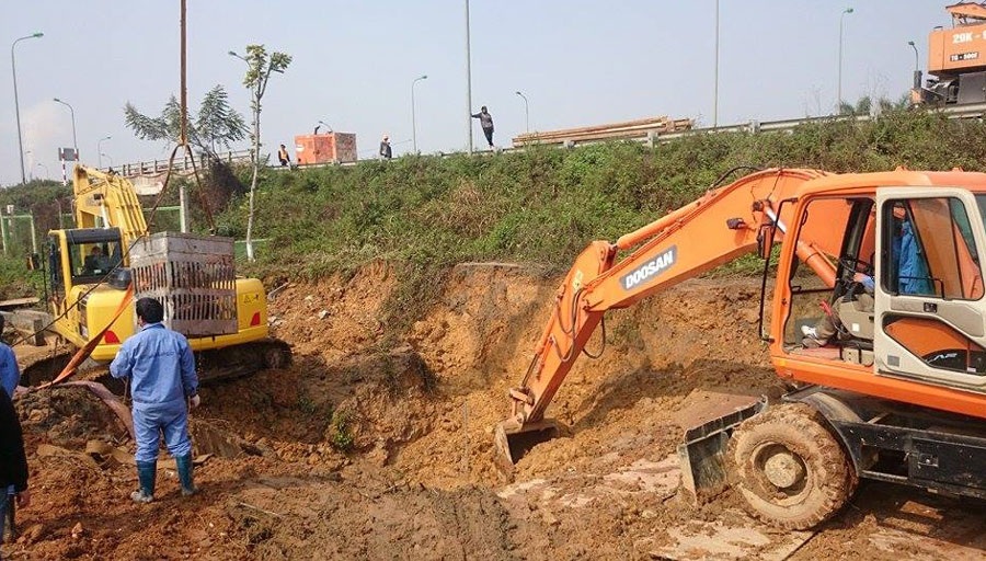 Đường ống nước sạch Sông Đà vỡ lần thứ 10 - 2 Hiện trường vụ vỡ đường ống sáng nay. Đường ống vỡ tạo thành hố sâu 3m, rộng 4m.