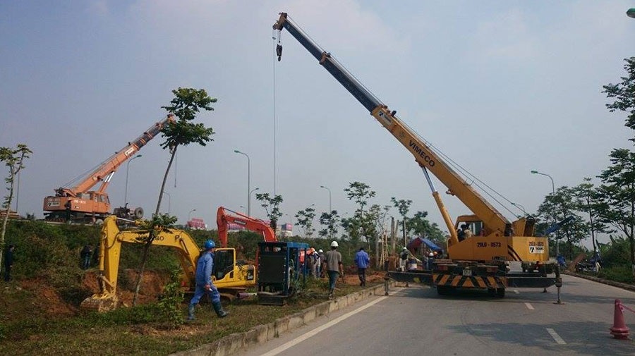 Đường ống nước sạch Sông Đà vỡ lần thứ 10 - 5 Cũng theo ông Tốn, dự
kiến đêm nay (15/1) mới có thể cấp nước trở lại cho nhân dân.