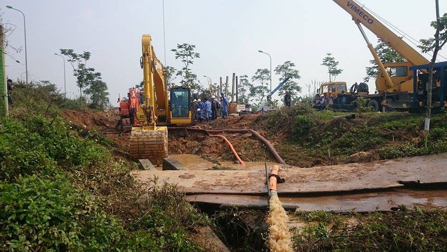 Đường ống nước sạch Sông Đà vỡ lần thứ 10 - 6 Cũng theo ông Tốn, dự
kiến đêm nay (15/1) mới có thể cấp nước trở lại cho nhân dân.