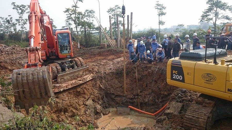 Đường ống nước sạch Sông Đà vỡ lần thứ 10 - 1 Hiện trường vụ vỡ đường ống sáng nay. Đường ống vỡ tạo thành hố sâu 3m, rộng 4m.