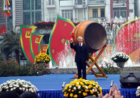 Tổng Bí thư đánh trống và cắt băng khai Hội báo Xuân toàn quốc Ất Mùi 2015. (Ảnh: Quang Phong)