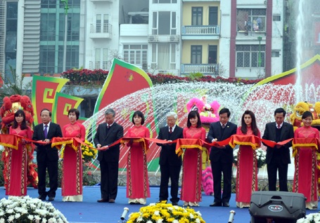 Tổng Bí thư đánh trống và cắt băng khai Hội báo Xuân toàn quốc Ất Mùi 2015. (Ảnh: Quang Phong)