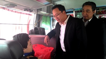 Phó Thủ tướng mắc kẹt giữa “khối” tắc đường - 1 Ông Khuất Việt Hùng trực tiếp kiểm tra trên xe khách.